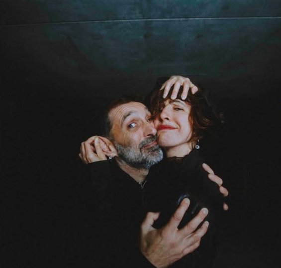 Choffo Blazter : le duo enlacé sur fond noir, elle sourit les yeux mi-clos, il prend un air faussement surpris.