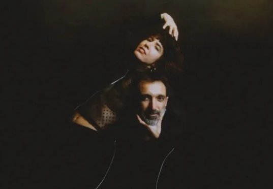 Choffo Blazter : le duo dans la pénombre, elle penchée en arrière au-dessus de lui, une main levée.