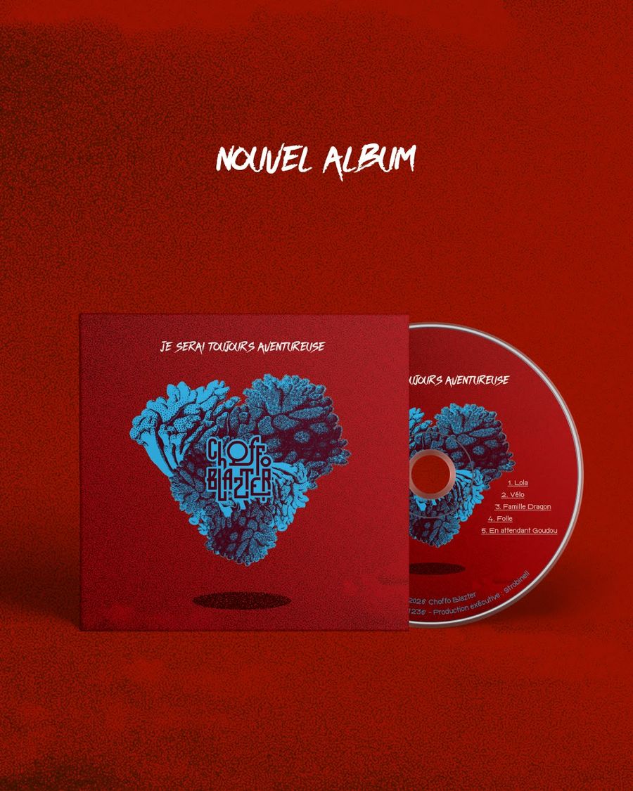 Nouvel album : la pochette et le CD de Je serai toujours aventureuse, un cœur de corail bleu sur fond rouge.